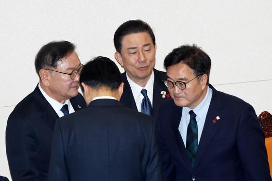 대화 나누는 김병기 원내대표와 우원식 국회의장