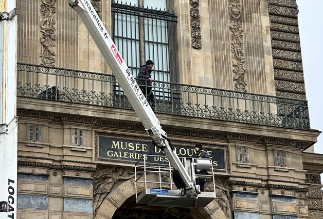 루브르 박물관, '절도 사건' 아폴론 갤러리에 보안용 철창 설치