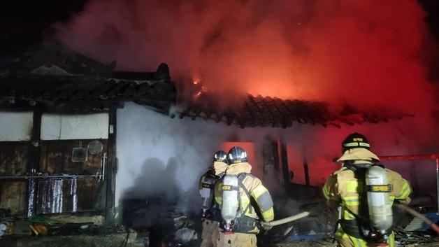 밤사이 안동·성주서 잇단 주택 화재…인명피해 없어