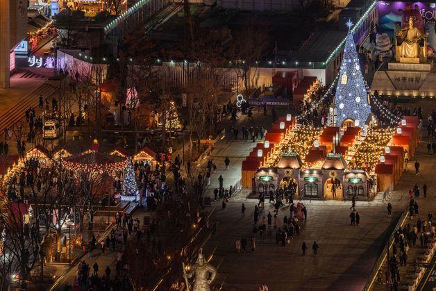 "광화문광장에 산타 떴다"…15m 초대형 트리 아래서 '인생샷' 찰칵