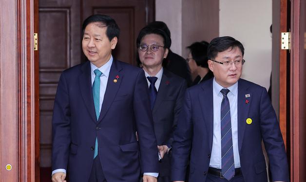 경제관계장관회의 참석하는 구윤철 부총리·김정관 장관·김성환 장관