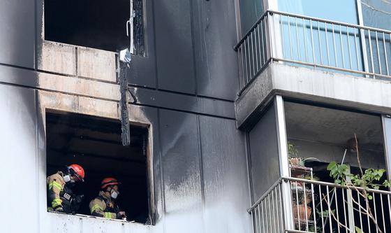 방이동 아파트서 화재... 2명 심정지 이송