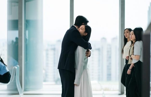 '키스는 괜히 해서!' 장기용, 회사 사람들 앞 안은진 포옹 '애틋'