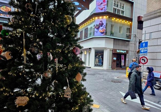 "나라 걱정 잊고 가족·친구와 즐길래요"…되찾은 크리스마스 풍경