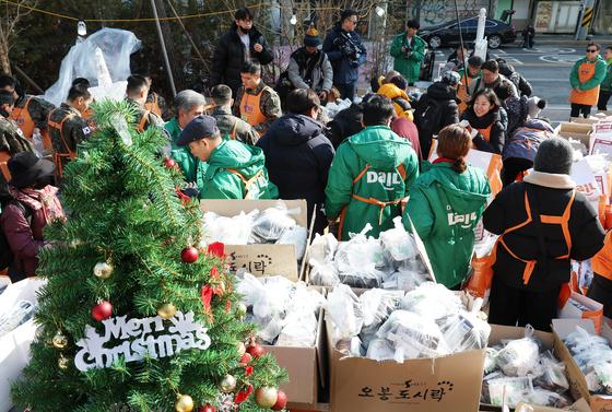 [뉴스1 PICK] 밥퍼나눔운동본부, 사랑을 나누는 크리스마스 '38번째 거리성탄 예배'