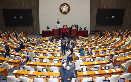 민생법안 200건, 본회의 문턱서 멈췄다…강대강 대치에 '불똥'