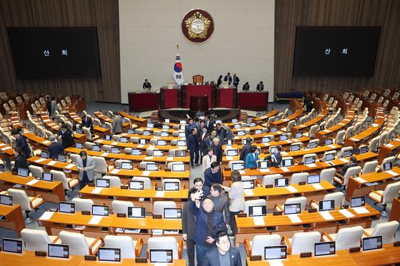 민생법안 200건, 본회의 문턱서 멈췄다…강대강 대치에 '불똥'