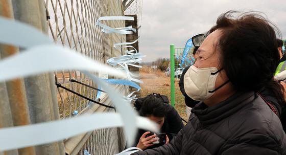 "29일 지나면 잊힐까 두려워"…무안공항서 유족들 통곡