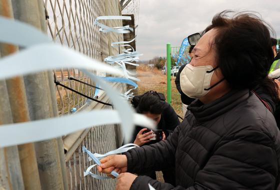 "29일 지나면 잊힐까 두려워"…무안공항서 유족들 통곡