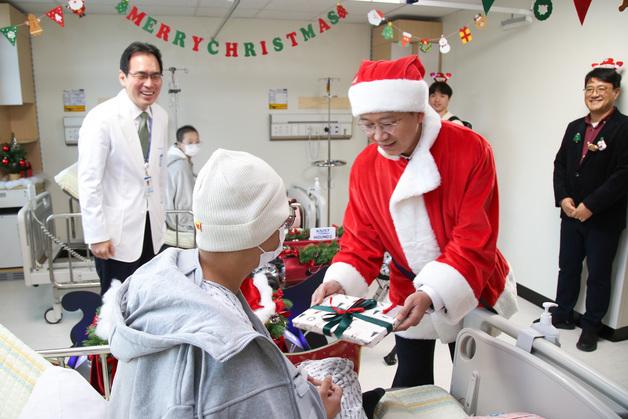 배경훈 부총리, 로봇 루돌프와 소아청소년암 환자 위문