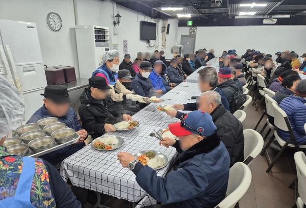 [르포] 어려운 이웃 '한 끼' 책임지는 무료급식소…'밥퍼'의 점심시간