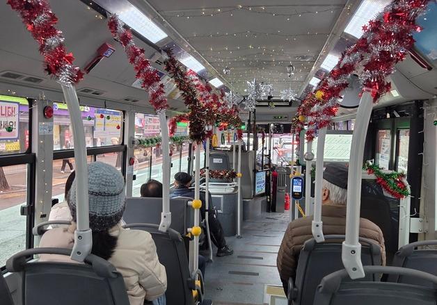 타자마자 웃음 번져…도심 밝히는 '산타버스'에 시민들도 기분 전환