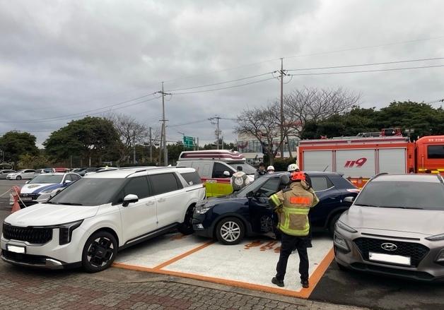 제주 도서관서 승용차 차량 2대 '쾅쾅'…60대 운전자 급발진 주장