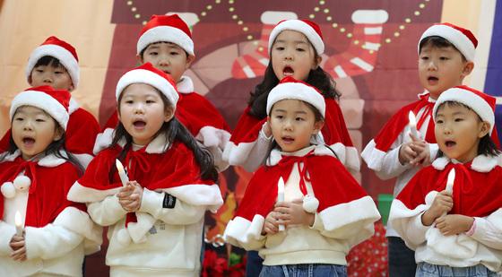 "아기 예수 탄생 축복"…대구 추운 날씨 속 성탄 미사·예배 이어져