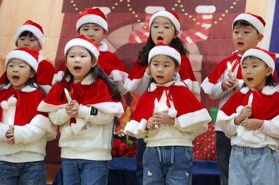 "아기 예수 탄생 축복"…대구 추운 날씨 속 성탄 미사·예배 이어져