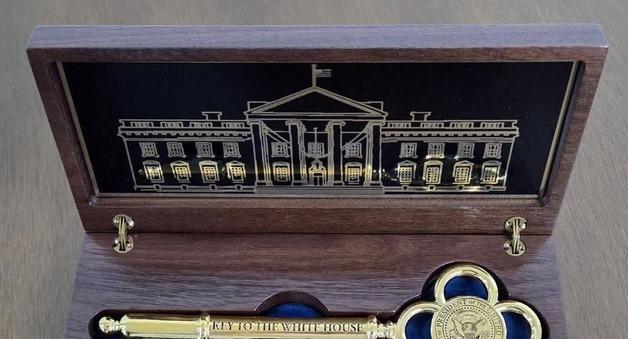 트럼프, 李대통령에 '백악관 황금열쇠' 선물…세계 5개뿐 