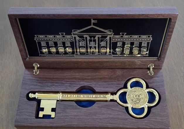 트럼프, 마지막 '백악관 황금열쇠' 李대통령에 선물…전세계 5개뿐 