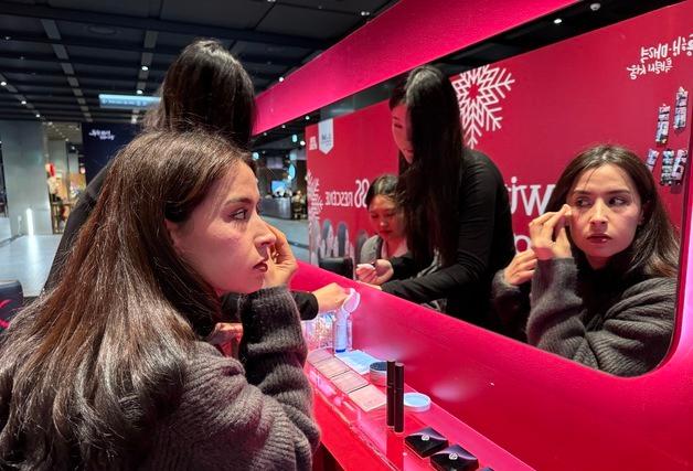 "나도 오늘은 K-아이돌"…'윈터 글램 서울'에서 K-뷰티 체험