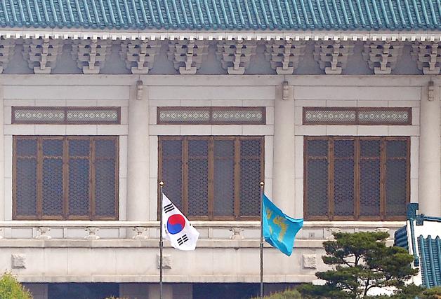 29일 0시 봉황기 올리는 청와대…'구중궁궐' 굴레 벗고 소통의 시대로