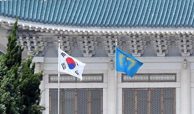 29일 청와대에 봉황기 게양…대통령실 명칭 '청와대'로 변경