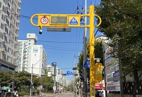 '스마트폴' 설치로 교통사고 줄고 보행자·운전자 시야 좋아졌다