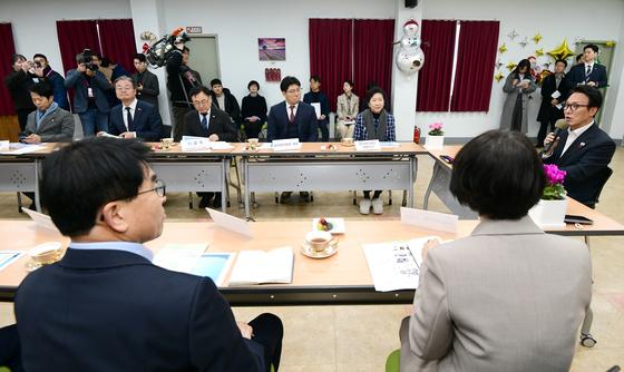 金총리, 노인요양센터 방문…"대기만 1200명" 인프라 확충 필요