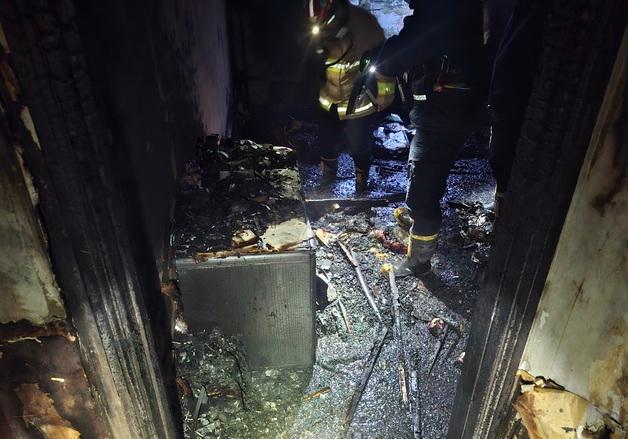 성탄 전날 덮친 화마…방이동 아파트서 70대 사망, 아내는 중태