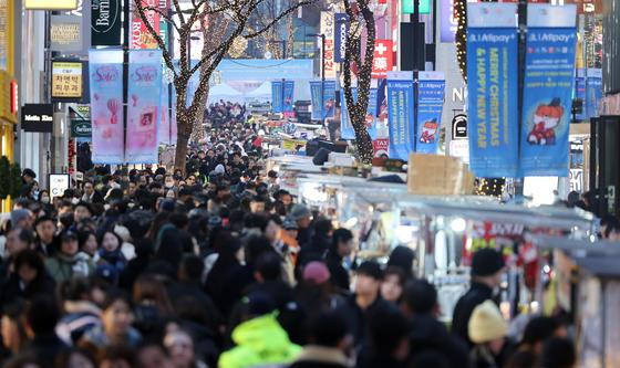 인파로 북적이는 명동거리