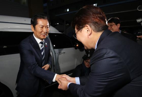 與 변성완 "부산탈환, 전재수 의혹 해소 기다리며 다 열어놓고 준비"