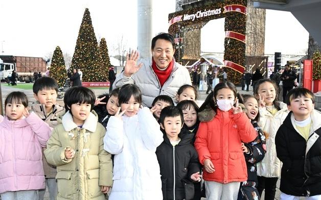 [동정] 오세훈 시장, 크리스마스 마켓 열린 '뚝섬 자벌레' 방문