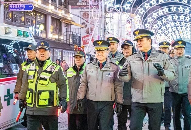 서울경찰청장, 성탄절 전야 '홍대 관광특구' 점검·합동순찰