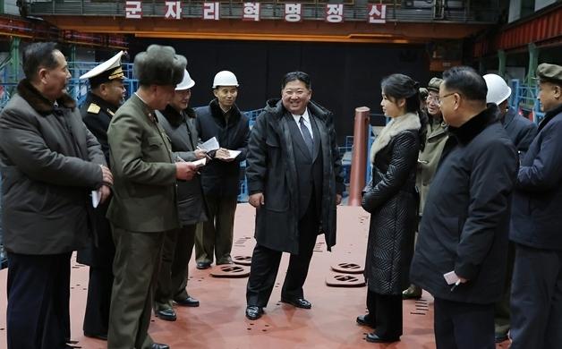 핵잠 앞 김정은·주애, 6일 전과 똑같은 옷…숨겨진 '1호 동선'