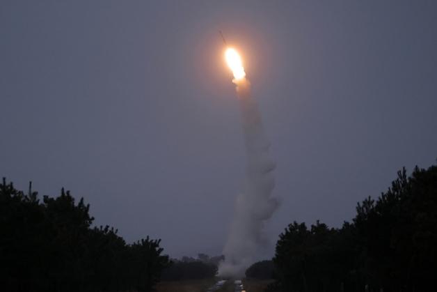 北 "신형 지대공미사일 시험발사"…북한판 '사드' 첫 공개(종합)