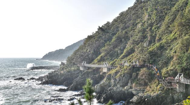 "묘지 연상"…부산 이기대 옛돌스트리트 주민 반발에 석물 이전