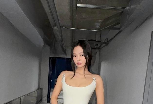 블랙핑크 제니, 화려한 드레스 자태…잘록한 개미허리 [N샷]