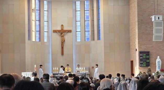 성탄 의미 새기며…성당·교회선 평화의 메시지, 거리엔 연말인파