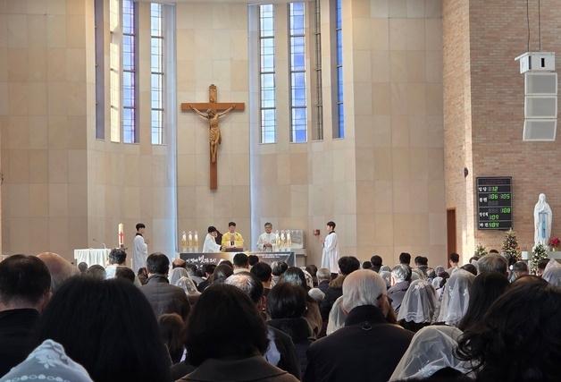 성탄 의미 새기며…성당·교회선 평화의 메시지, 거리엔 연말인파