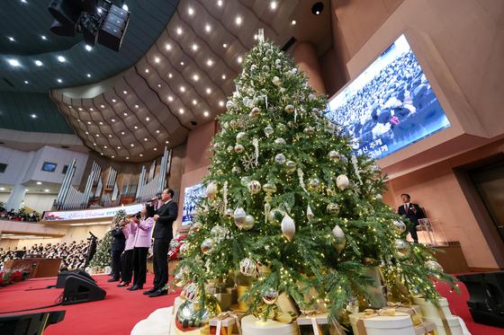 성탄절 맞아 인파 몰린 성당·교회…"건강하기만 해도 감사"