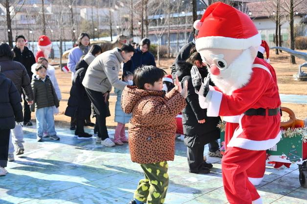 담양 산타축제, 크리스마스 맞아 관람객 발길 이어져