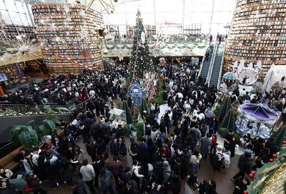 [뉴스1 PICK]영하의 추위도 녹인 성탄절…도심 곳곳 인파
