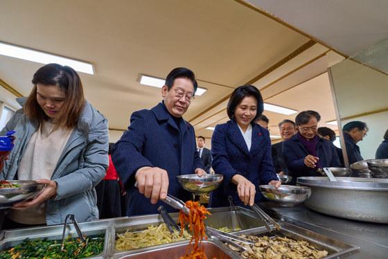 김혜경 여사 "저도 곧 종로구 주민"…靑 이전 첫 공개행보 '배식봉사'