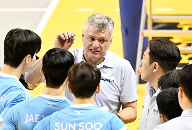 '정지석 부상 이탈' 선두 대한항공, KB에 1-3 역전패 