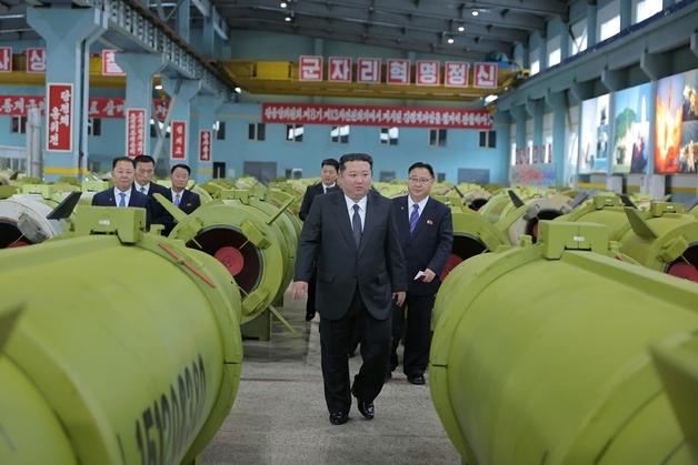 김정은, '북한판 이스칸데르' 옆에서 생산 강조…새해도 '북러 밀착' 예고