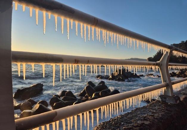 [르포] 최강 한파에 강릉 바다도 '꽁꽁'…해안도로엔 '고드름 커튼'