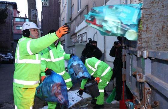 [뉴스1 PICK]장동혁, 환경공무관 목소리 청취 '거리 청소 봉사활동'