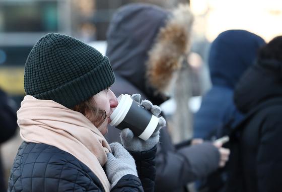 최저 -15도 강추위, 주말도 '냉동고'…수도권·충청·제주에 눈 [내일날씨]