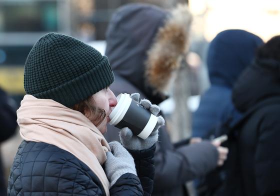 최저 -15도 강추위, 주말도 '냉동고'…수도권·충청·제주에 눈 [내일날씨]