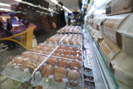 '한판 7000원' 계란값 다시↑…AI 비상, 가격 인상 기름 붓나