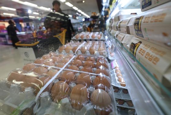 계란값 오르는데 산란계 AI 확산…李대통령 물가 점검 지시