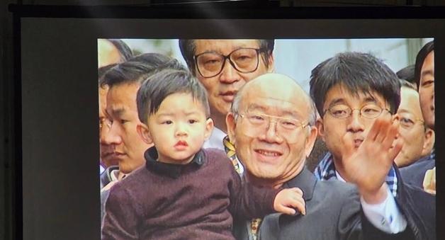 "태어나지 말 걸"…전두환 품에 안긴 손자 전우원 사진 공개 